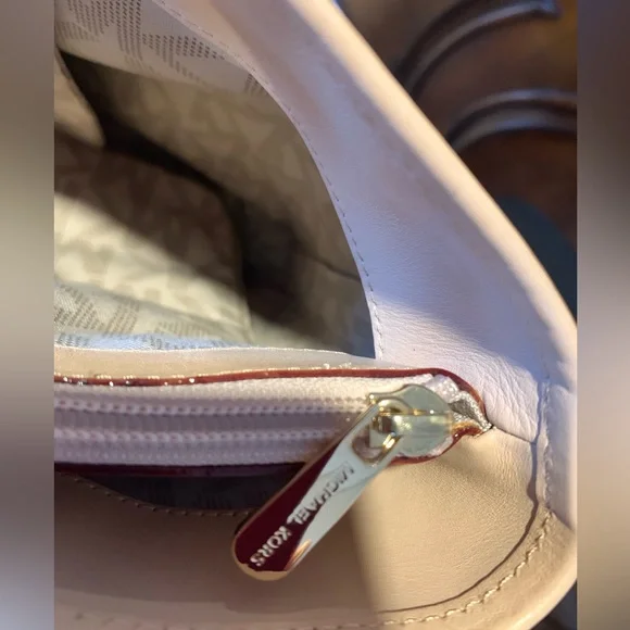 Michael Kors Jet Set Travel - Picture 12 of 16